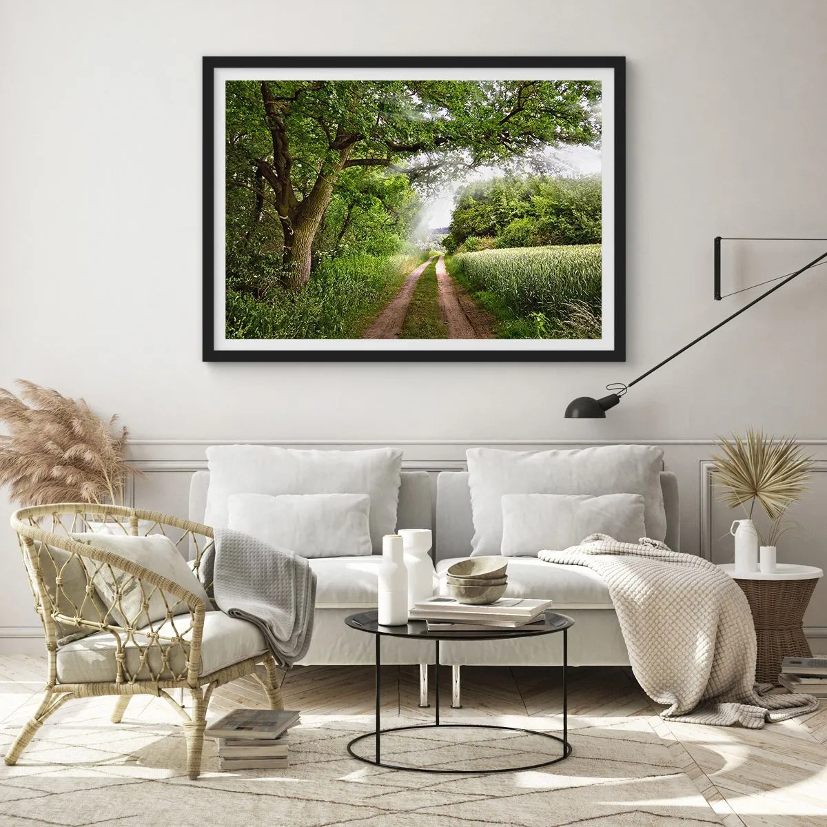 Affiche dans un cadre noir - Poster - Un chemin de terre parmi les arbres verts et la lumière du soleil - 100x70cm - Et in Arcadia ego - Décoration murale moderne pour le salon et la chambre ARTTOR