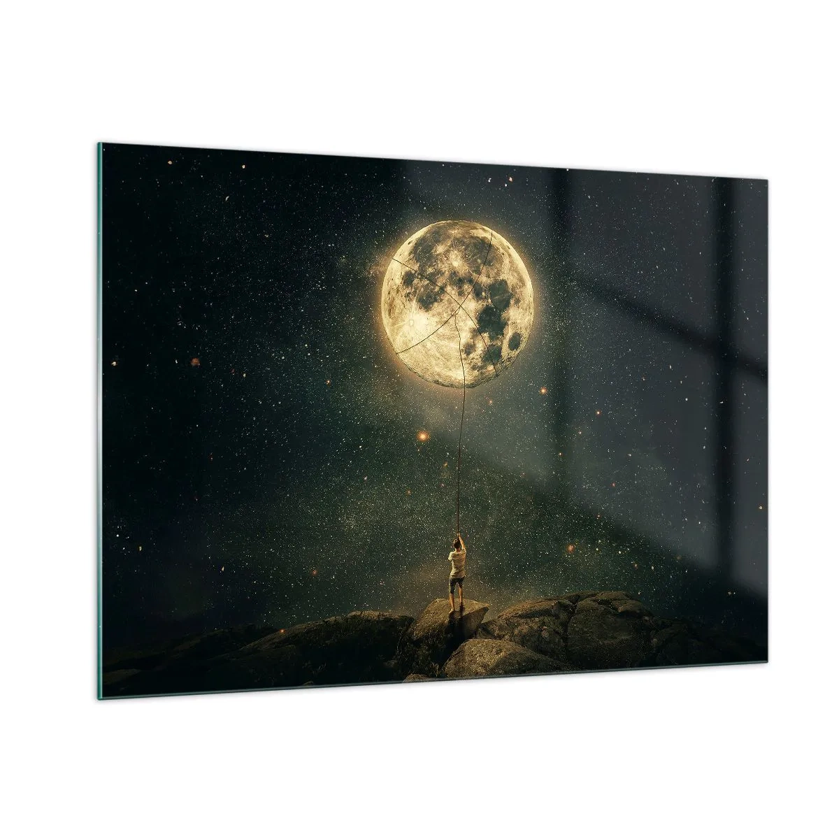Impression sur verre - Image sur verre - Une figure sur un rocher tenant la lune, qui est piégée sur une corde. - 100x70cm - Celui qui a volé la lune - Décoration murale moderne pour le salon et la chambre ARTTOR