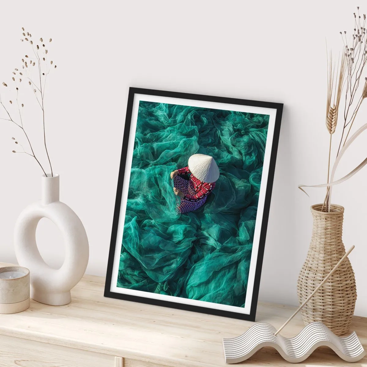Affiche dans un cadre noir - Poster - Une personne portant un chapeau parmi des filets de pêche verts - 50x70cm - Dans une mer de filet - Décoration murale moderne pour le salon et la chambre ARTTOR