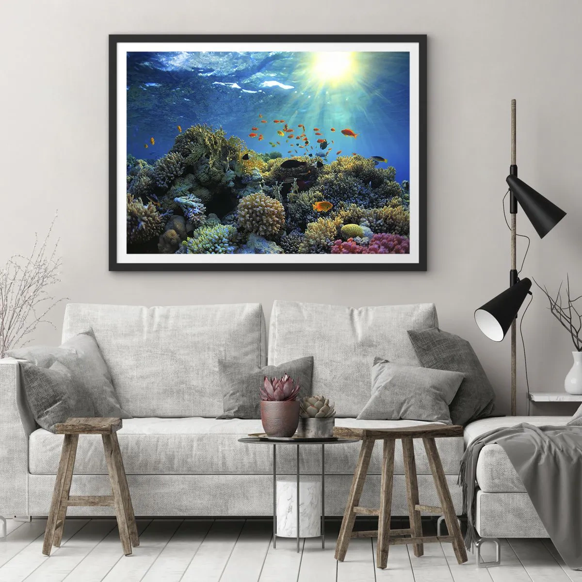 Affiche dans un cadre noir - Poster - Récif corallien avec des poissons sous les rayons du soleil sous l'eau - 70x50cm - Trésor sous-marin - Décoration murale moderne pour le salon et la chambre ARTTOR