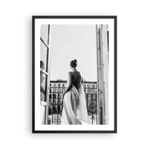 Affiche dans un cadre noir - Poster - Une femme en tissu blanc sur un balcon surplombant la ville - 50x70cm - Eveil des pensées - Décoration murale moderne pour le salon et la chambre ARTTOR