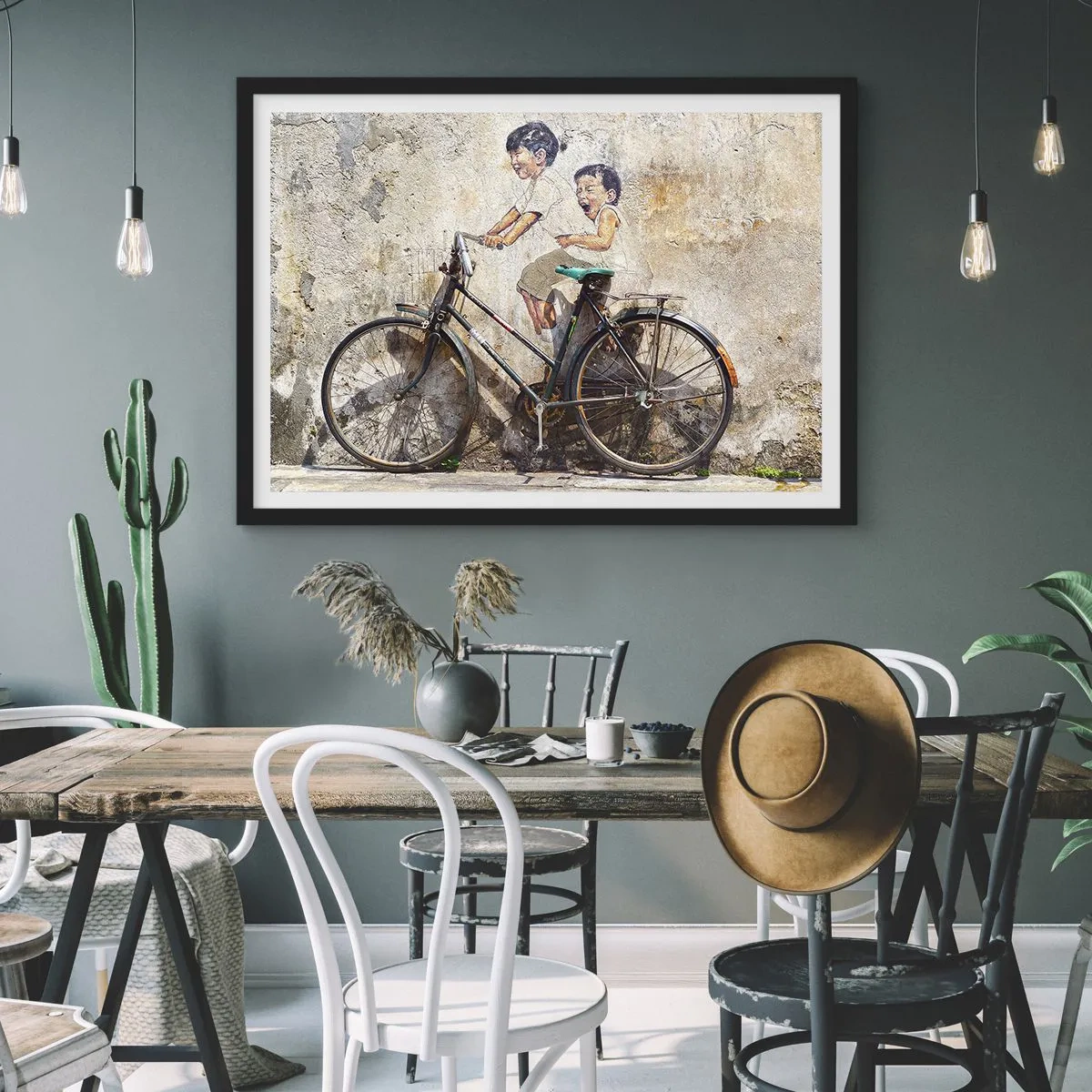 Affiche dans un cadre noir - Poster - Street art avec un vélo et des dessins d'enfants sur le mur - 100x70cm - Vrai ou faux? - Décoration murale moderne pour le salon et la chambre ARTTOR