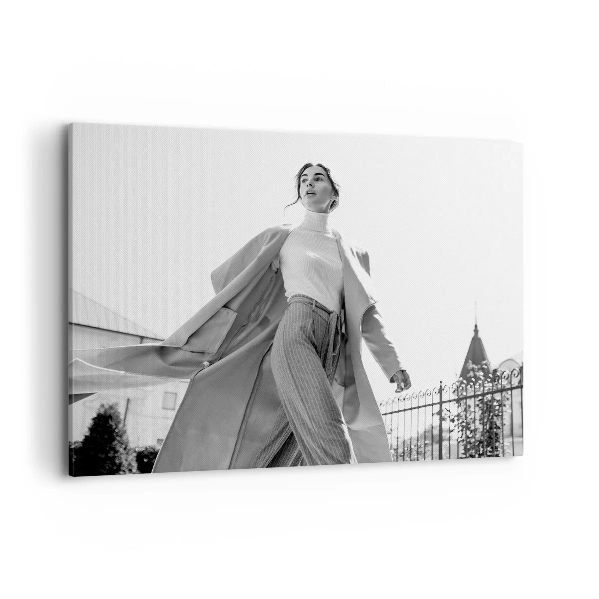 Impression sur toile - Image sur toile - Femme élégante en manteau sur fond architectural noir et blanc - 100x70cm - Tu viens avec moi? - Décoration murale moderne pour le salon et la chambre ARTTOR
