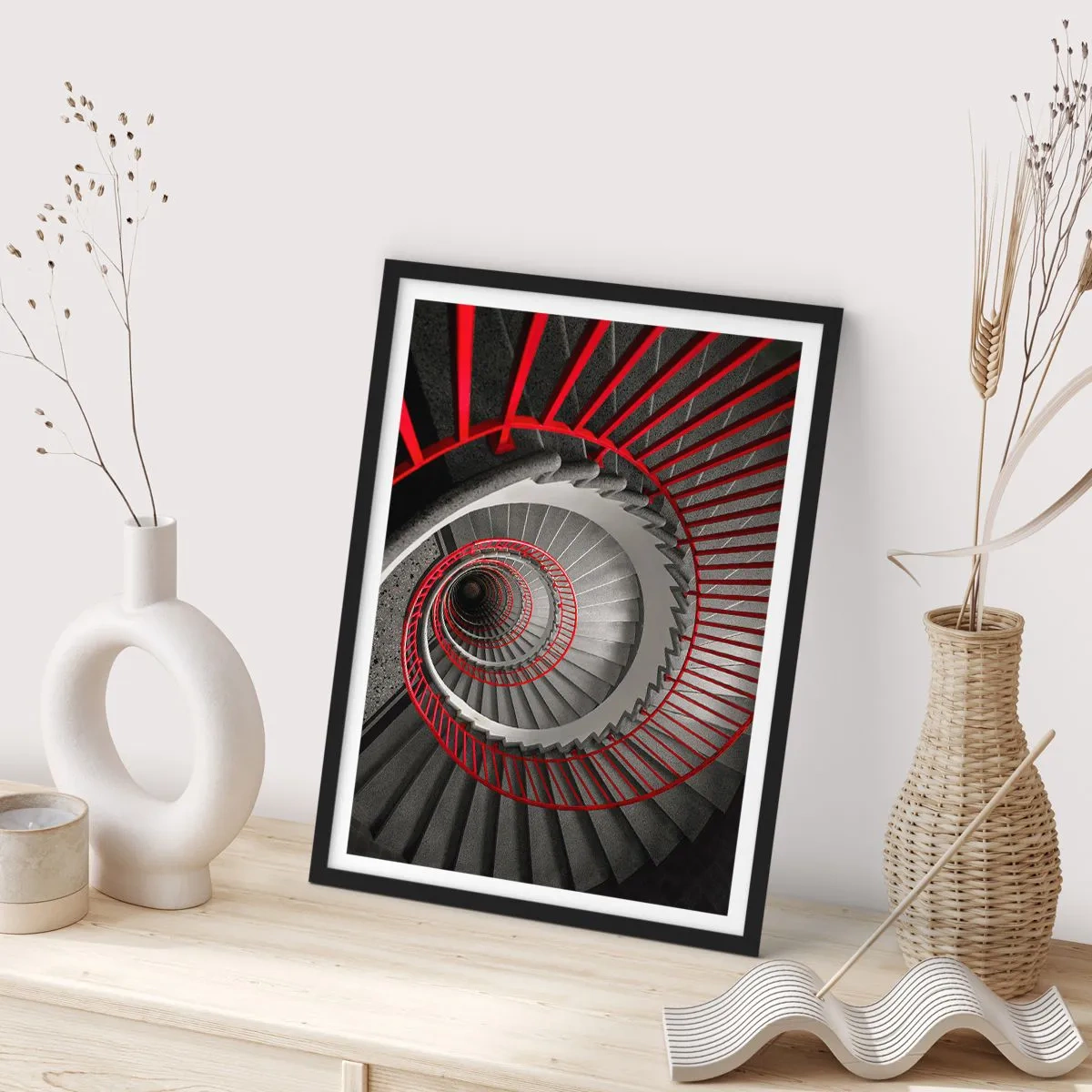 Affiche dans un cadre noir - Poster - Escalier en colimaçon noir et blanc avec rampes rouges - 50x70cm - Amusement architectural - Décoration murale moderne pour le salon et la chambre ARTTOR