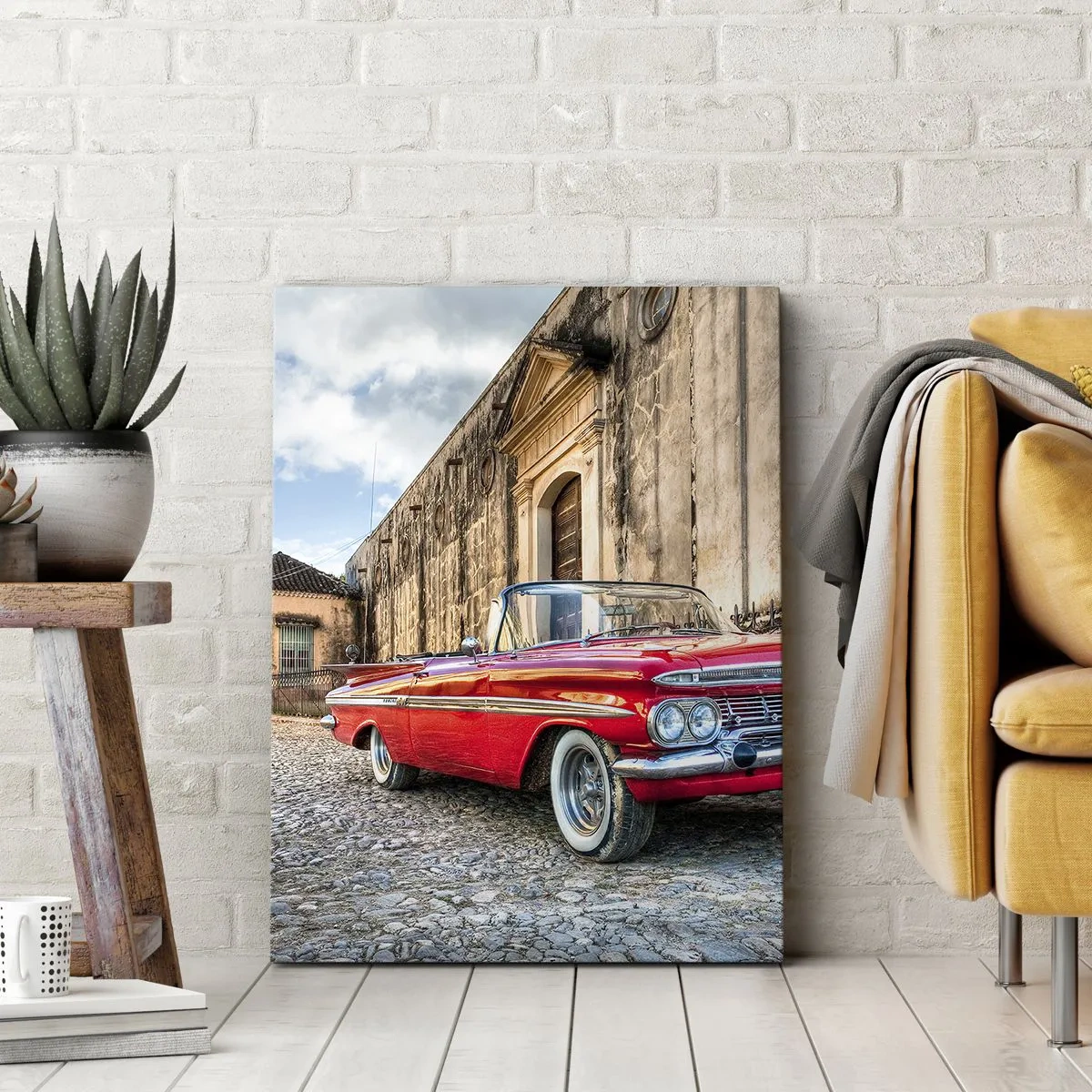 Impression sur toile - Image sur toile - Voiture classique rouge dans une rue pavée - 50x70cm - Émotions cubaines - Décoration murale moderne pour le salon et la chambre ARTTOR
