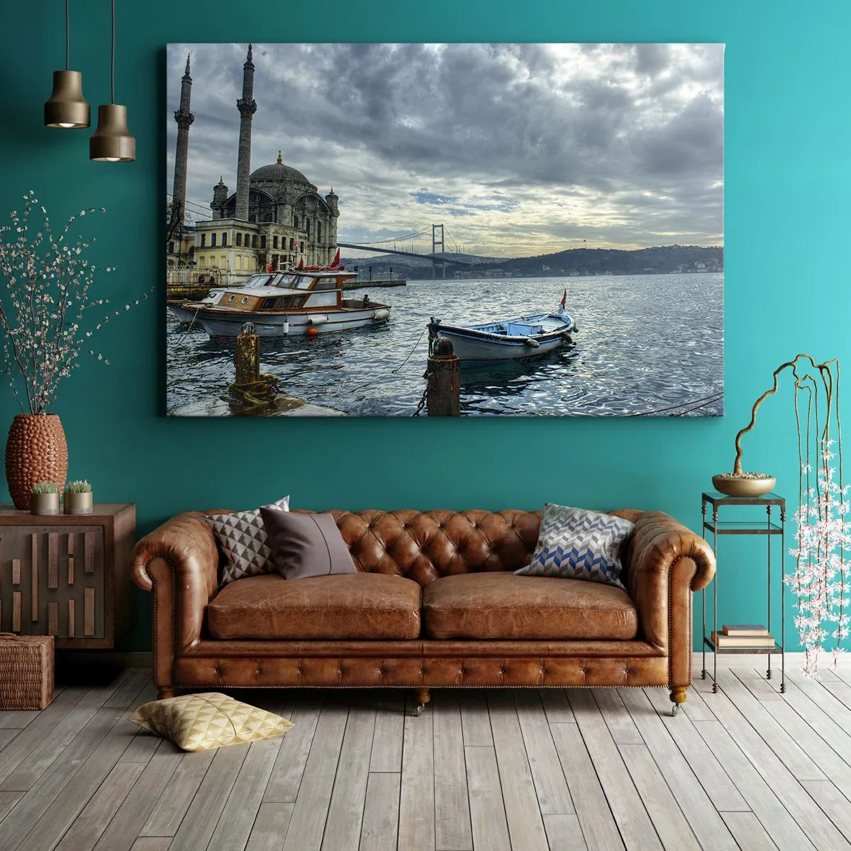 Impression sur toile - Image sur toile - Un bâtiment historique sur l'eau avec des bateaux et un pont en arrière-plan - 70x50cm - Aux confins des mondes - Décoration murale moderne pour le salon et la chambre ARTTOR