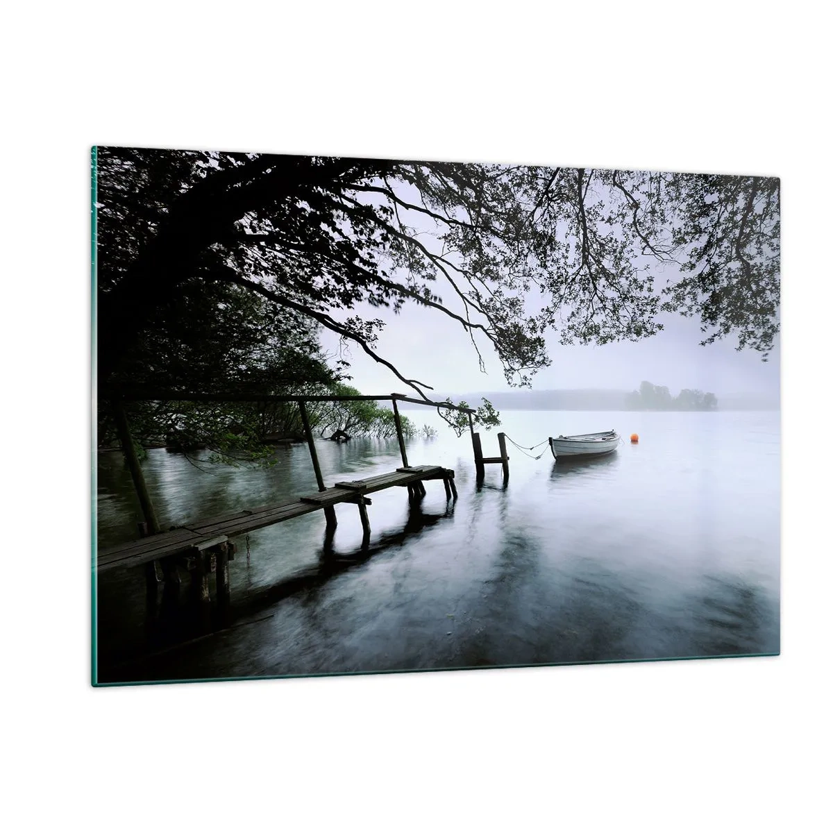 Impression sur verre - Image sur verre - Une jetée en bois sur un lac brumeux avec un bateau en arrière-plan - 120x80cm - Tu te reposes déjà - Décoration murale moderne pour le salon et la chambre ARTTOR