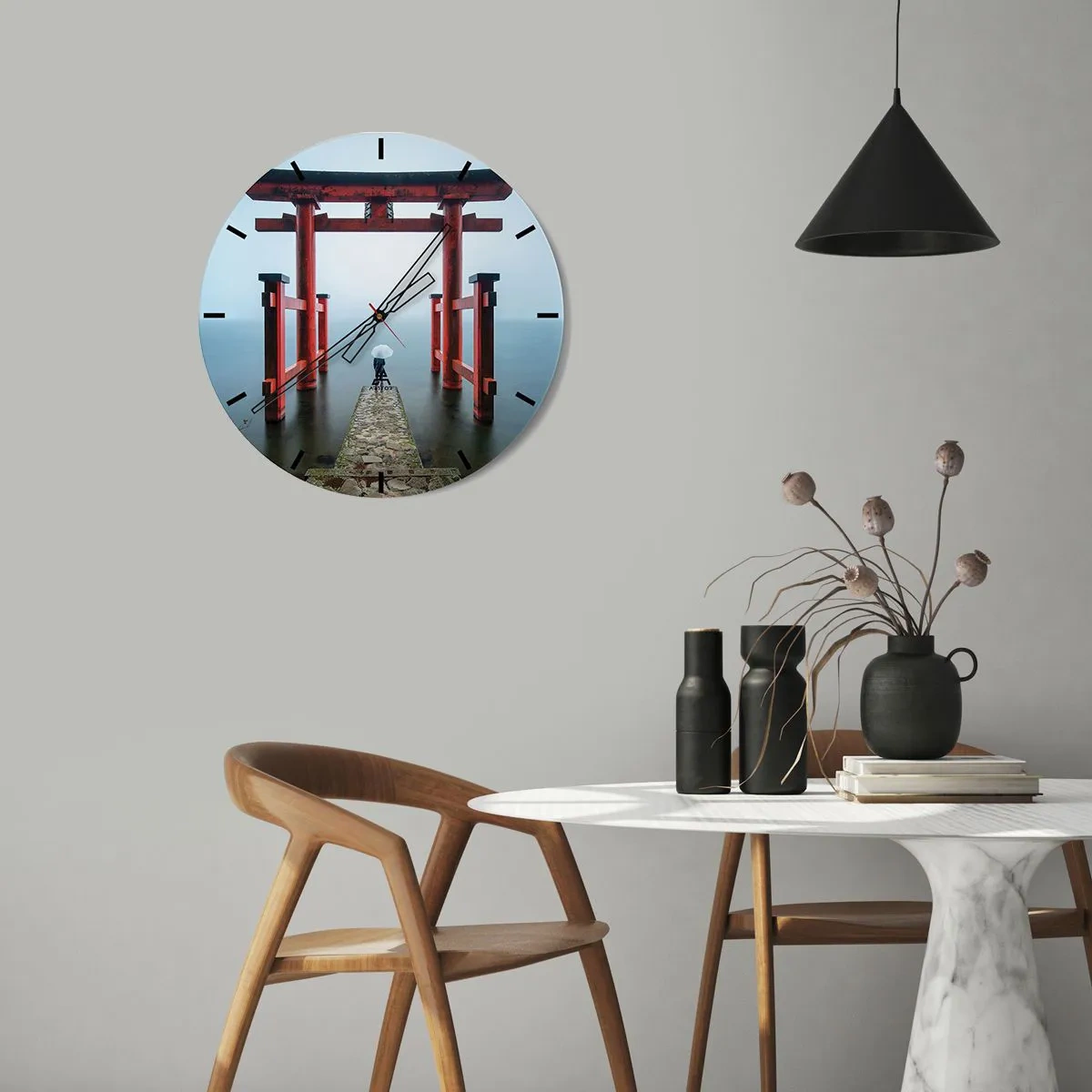 Horloge murale - Pendule murale - Porte Torii rouge sur une eau calme dans la brume - 30x30cm - Rêverie japonnaise - Décoration murale moderne pour le salon, la cuisine et la chambre ARTTOR