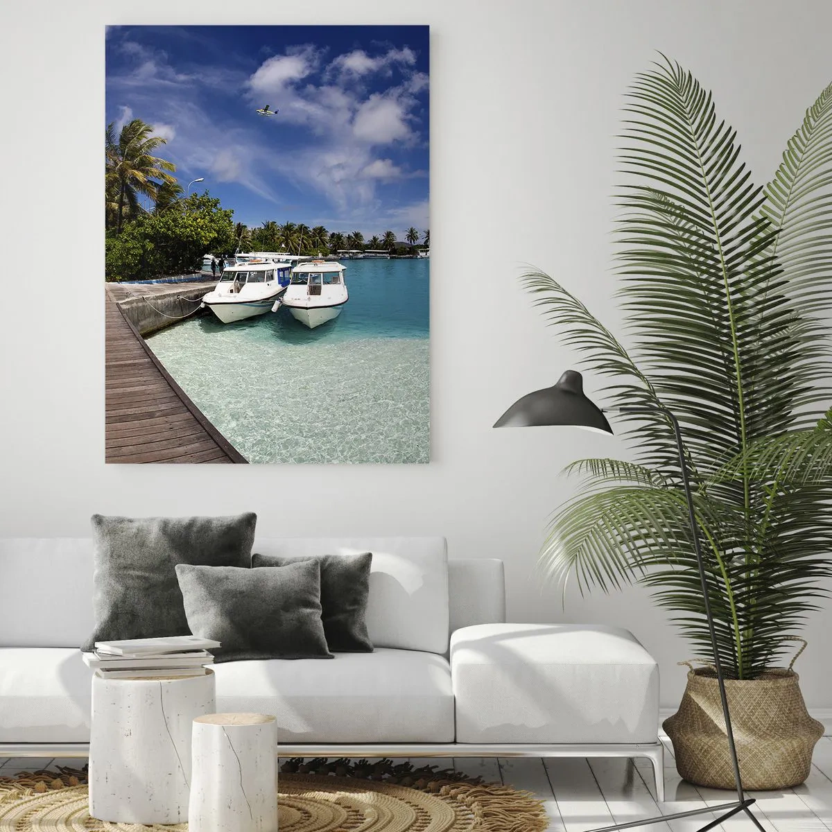 Impression sur verre - Image sur verre - Une jetée sur une mer turquoise avec des bateaux et des palmiers - 70x100cm - Et cependant, le paradis existe bien - Décoration murale moderne pour le salon et la chambre ARTTOR