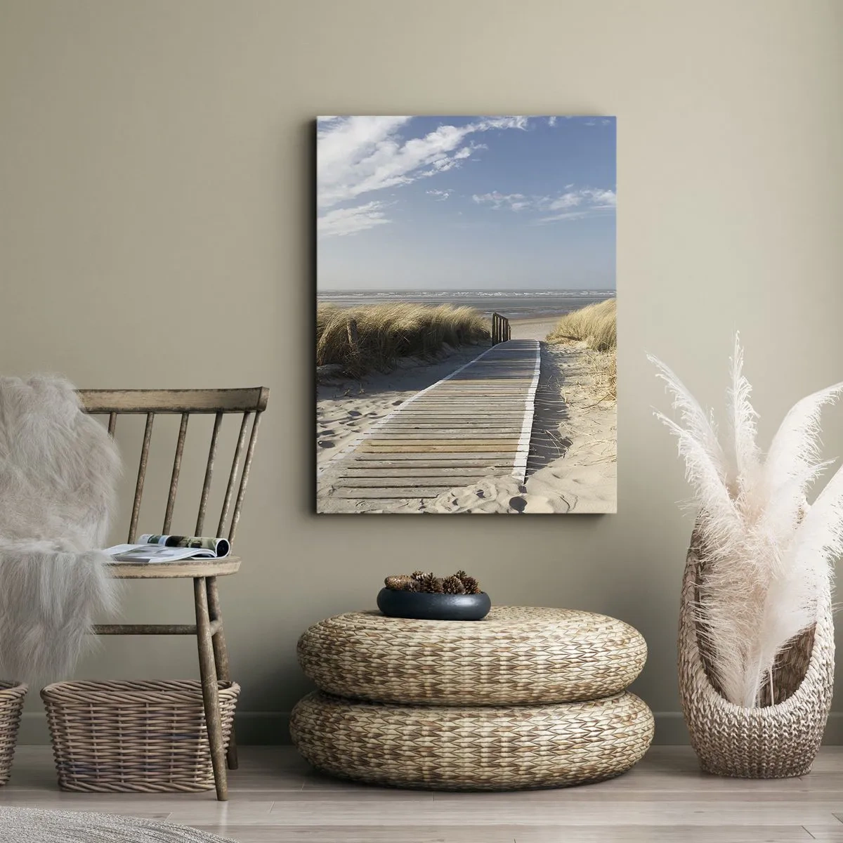 Impression sur toile - Image sur toile - Un chemin en bois mène à travers les dunes jusqu'à la mer calme - 70x100cm - Derrière la dune, dans le bruissement de l'herbe - Décoration murale moderne pour le salon et la chambre ARTTOR
