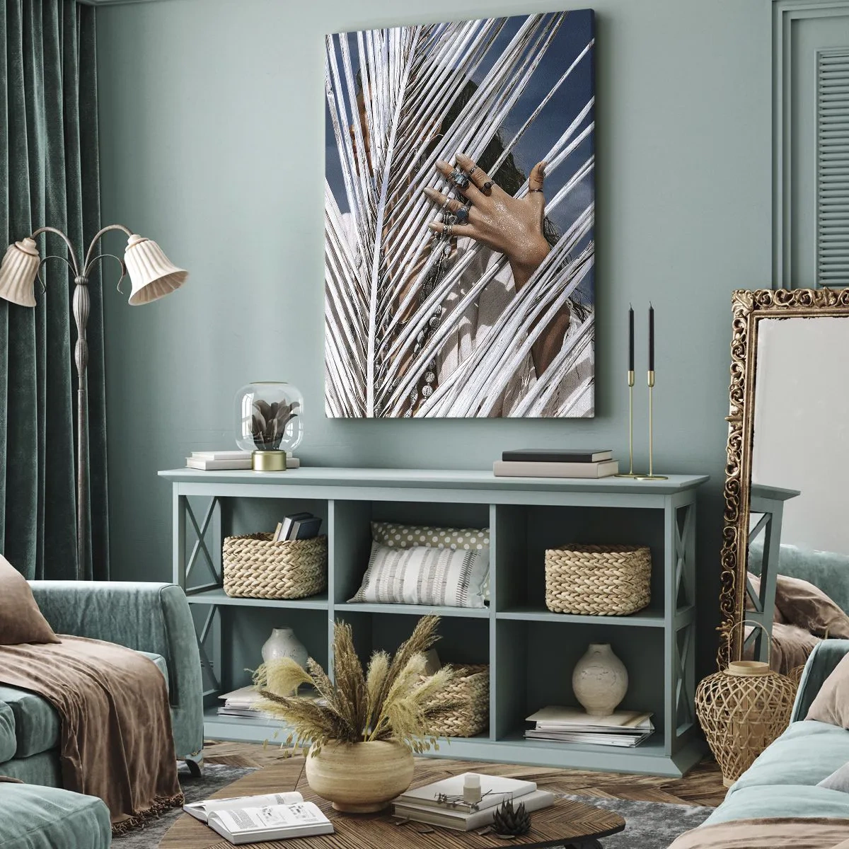 Impression sur toile - Image sur toile - Une femme cachée derrière des feuilles de palmier avec des bagues aux mains. - 50x70cm - Fille de chaman ? - Décoration murale moderne pour le salon et la chambre ARTTOR