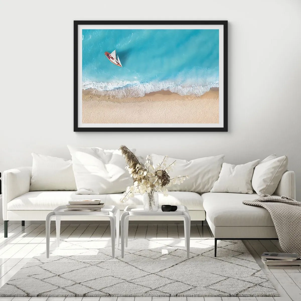 Affiche dans un cadre noir - Poster - Vue aérienne d'un bateau sur la plage - 70x50cm - A la frontière de l'azur et de l'or - Décoration murale moderne pour le salon et la chambre ARTTOR