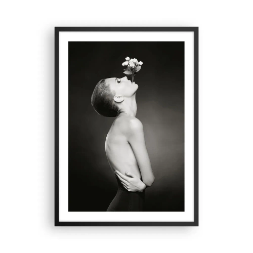 Affiche dans un cadre noir - Poster - Portrait noir et blanc d'une femme avec des fleurs - 50x70cm - Elégance excentrique - Décoration murale moderne pour le salon et la chambre ARTTOR