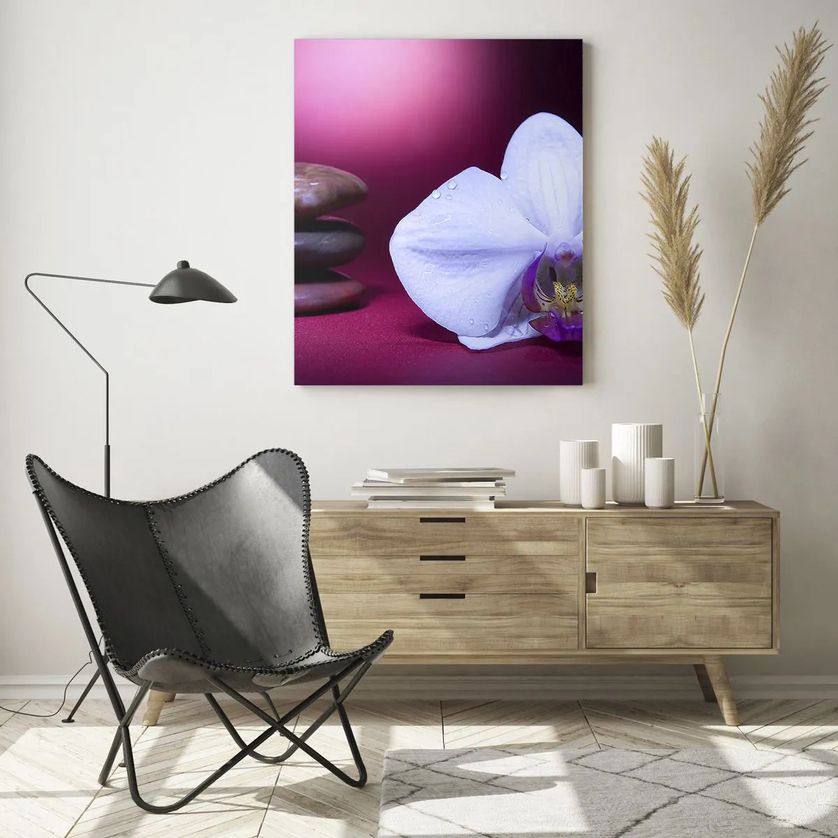 Impression sur verre - Image sur verre - Orchidée blanche et pierres sur fond de lumière violette - 50x70cm - Une étude de fraîcheur en violet - Décoration murale moderne pour le salon et la chambre ARTTOR