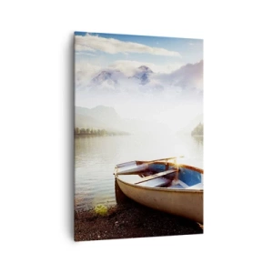 Impression sur toile - Image sur toile - Un bateau sur la rive d'un lac avec vue sur les montagnes le matin - 70x100cm - Au bord de la grande et limpide eau - Décoration murale moderne pour le salon et la chambre ARTTOR