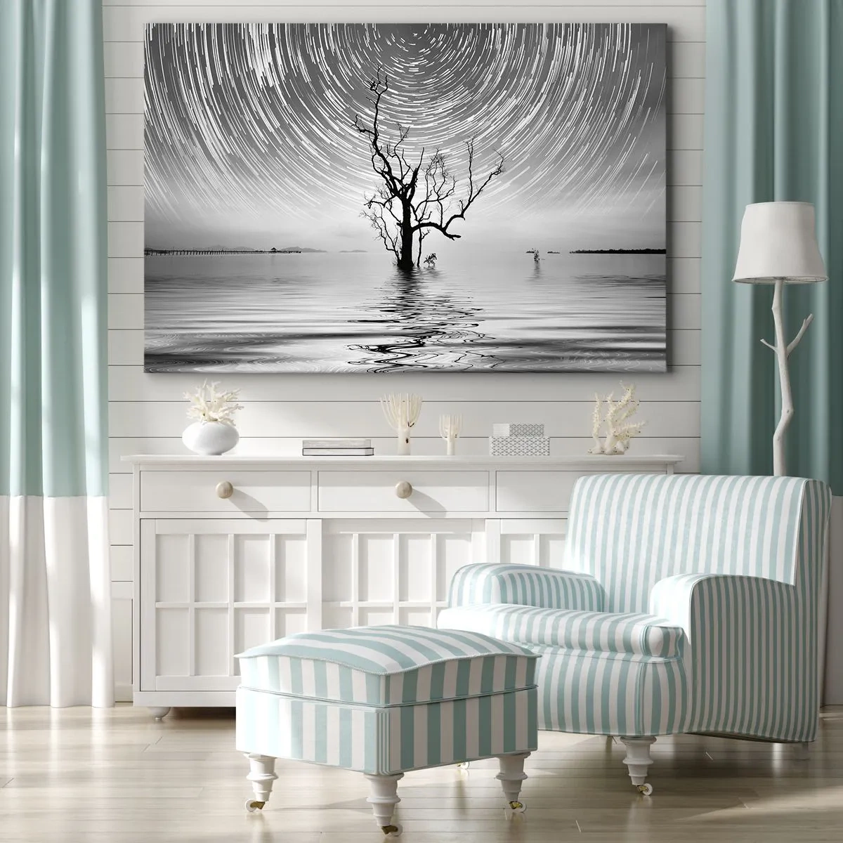 Impression sur toile - Image sur toile - Un arbre dans l'eau sous un ciel nocturne avec des étoiles en mouvement - 70x50cm - La symphonie de la nature - Décoration murale moderne pour le salon et la chambre ARTTOR