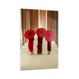 Impression sur verre - Image sur verre - Trois moines avec des parapluies rouges dans l'architecture traditionnelle - 70x100cm - Sur la route du pays pure - Décoration murale moderne pour le salon et la chambre ARTTOR