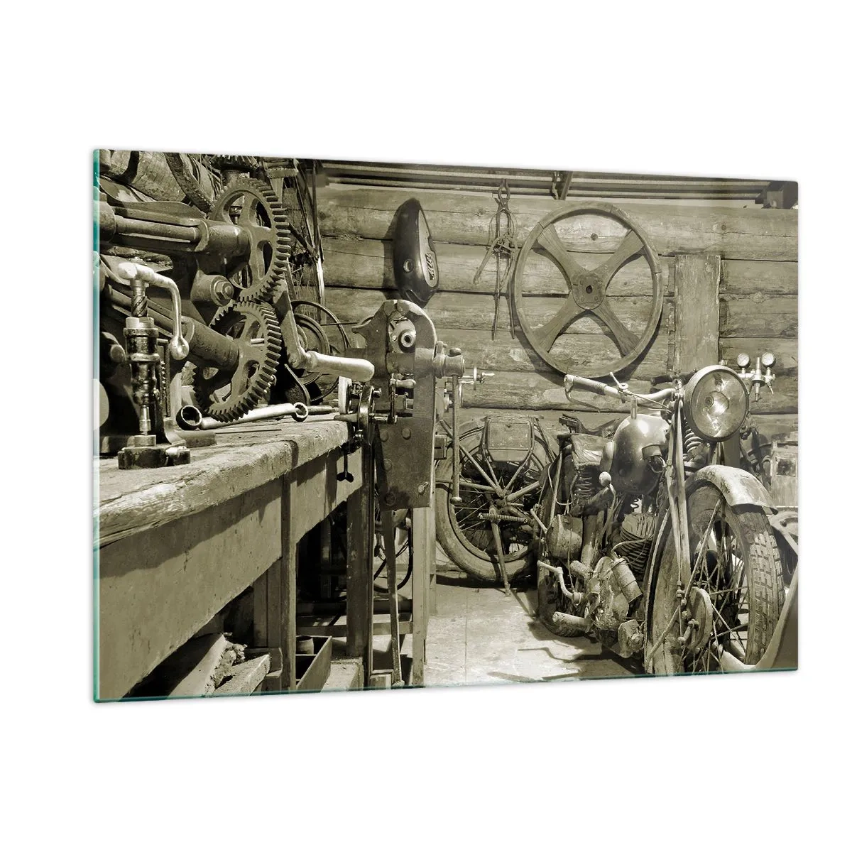 Impression sur verre - Image sur verre - Un atelier avec des outils anciens et une vieille moto - 120x80cm - Dans le hangar de l'oncle Władek - Décoration murale moderne pour le salon et la chambre ARTTOR