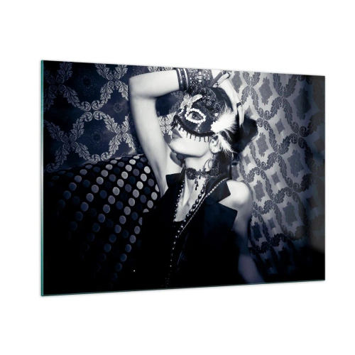 Impression sur verre - Image sur verre - Une silhouette masquée contre un mur à motifs dans des tons de noir et blanc - 100x70cm - Décorations, ornements, motifs… - Décoration murale moderne pour le salon et la chambre ARTTOR