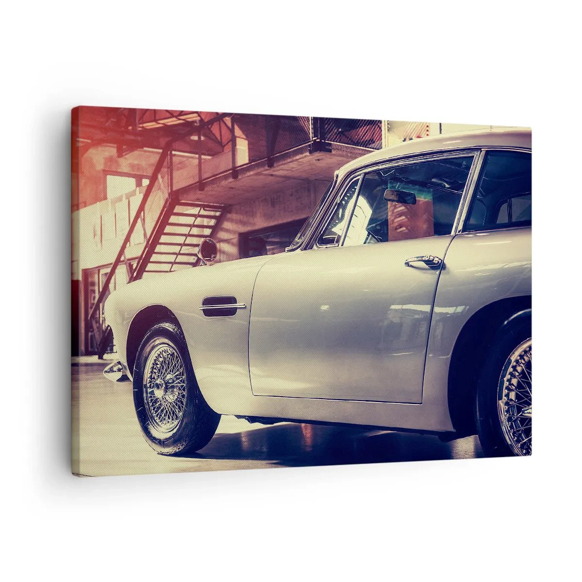 Impression sur toile - Image sur toile - Une voiture classique dans un garage élégant avec un intérieur industriel - 70x50cm - Les classiques ne vieillissent pas - Décoration murale moderne pour le salon et la chambre ARTTOR