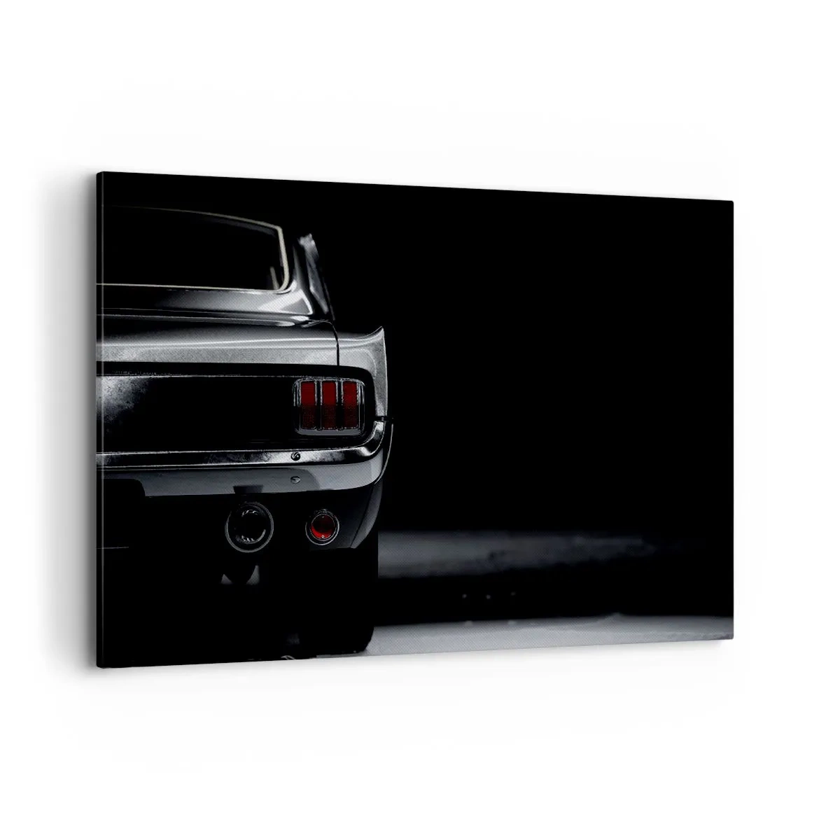Impression sur toile - Image sur toile - Une image en noir et blanc de l'arrière d'une voiture classique sur un fond sombre. - 120x80cm - Le charme du classique - Décoration murale moderne pour le salon et la chambre ARTTOR