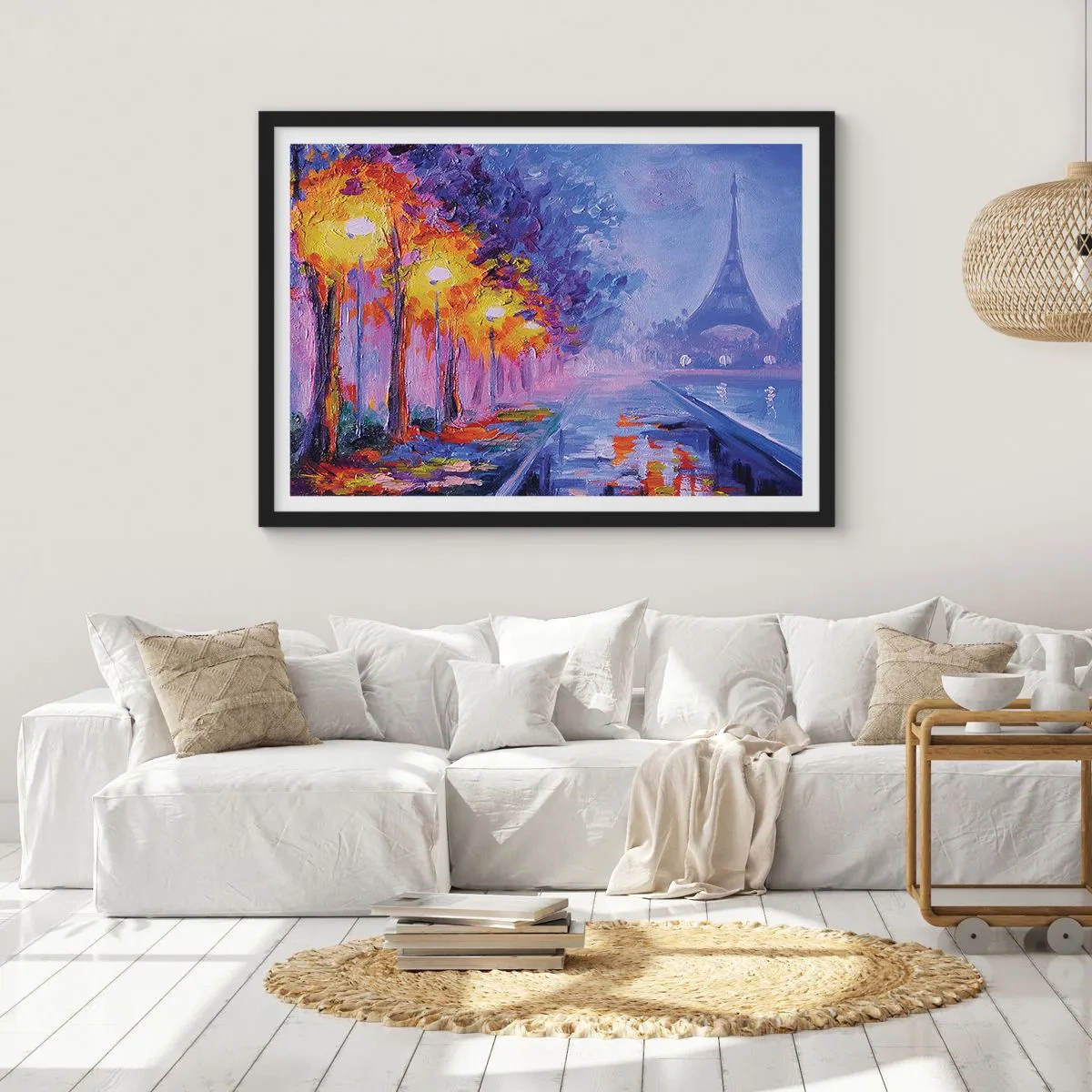 Affiche dans un cadre noir - Poster - Une avenue avec des lampadaires à Paris avec la Tour Eiffel en arrière-plan - 70x50cm - Une ballade idéale - Décoration murale moderne pour le salon et la chambre ARTTOR