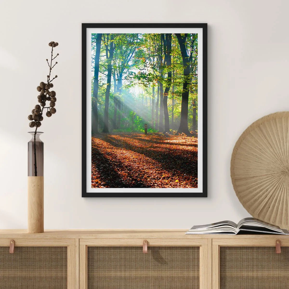 Affiche dans un cadre noir - Poster - Rayons de soleil dans la forêt d'automne - 50x70cm - Ombres et lumières - Décoration murale moderne pour le salon et la chambre ARTTOR