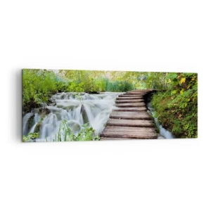 Impression sur toile - Image sur toile - Un pont en bois au-dessus d'une cascade entourée d'une forêt verdoyante. - 140x50cm - L'eau n'est pas si calme - Décoration murale moderne pour le salon et la chambre ARTTOR