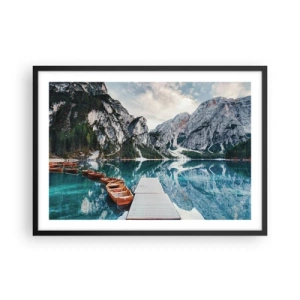 Affiche dans un cadre noir - Poster - Un lac avec des bateaux entouré de montagnes - 70x50cm - On va te montrer la beauté - Décoration murale moderne pour le salon et la chambre ARTTOR