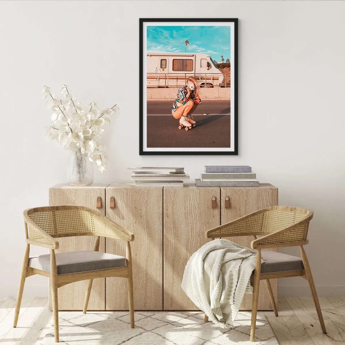 Affiche dans un cadre noir - Poster - Une fille en patins à roulettes avec un appareil photo devant un camping-car - 50x70cm - Souriez s'il-vous-plait! - Décoration murale moderne pour le salon et la chambre ARTTOR