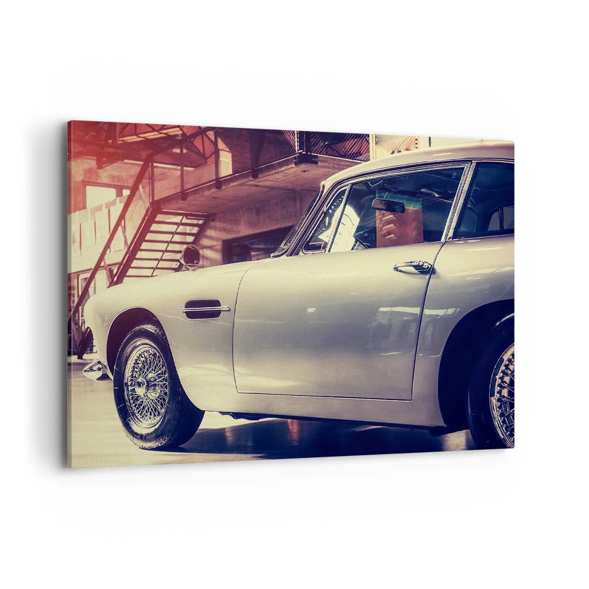 Impression sur toile - Image sur toile - Une voiture classique dans un garage élégant avec un intérieur industriel - 100x70cm - Les classiques ne vieillissent pas - Décoration murale moderne pour le salon et la chambre ARTTOR