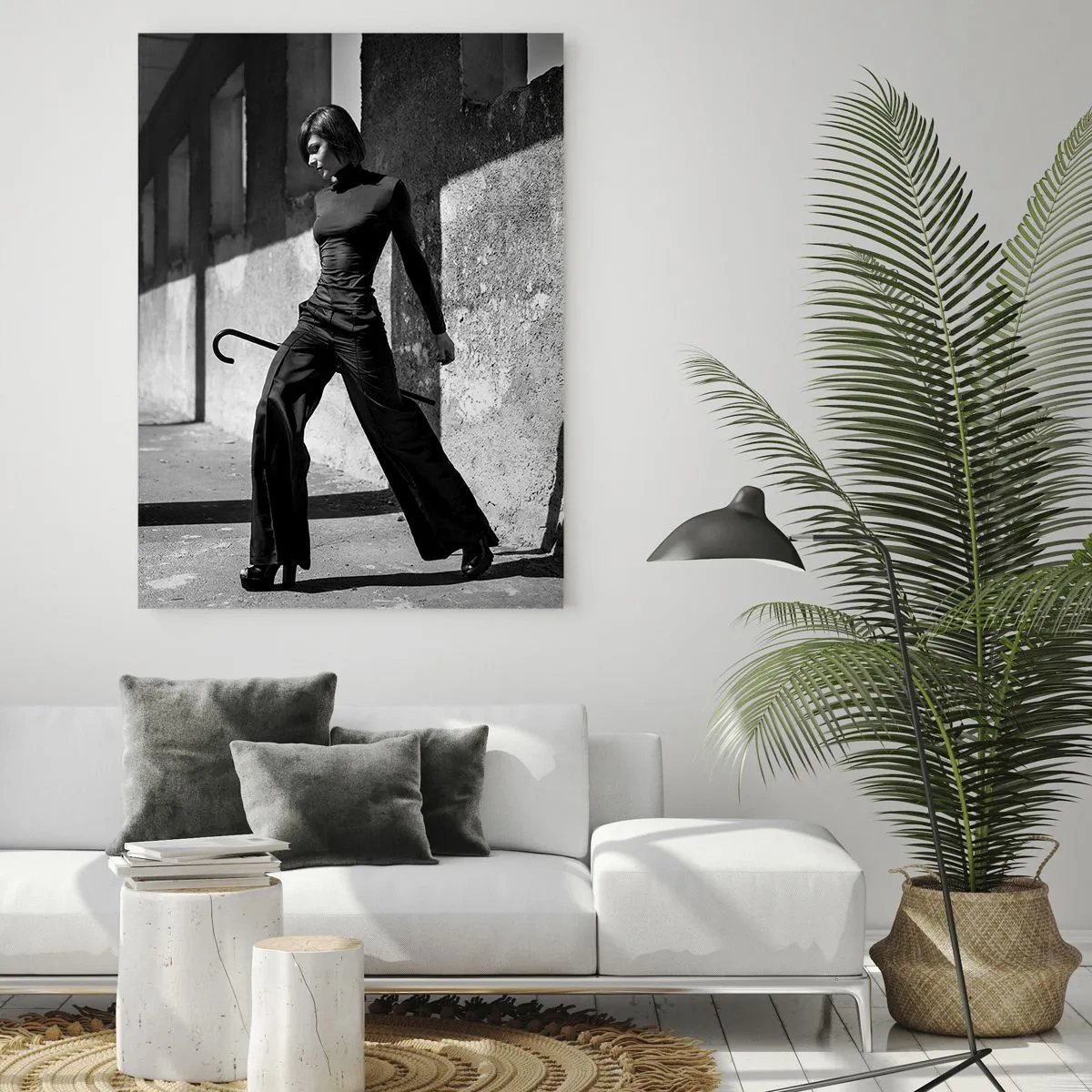 Impression sur verre - Image sur verre - Femme élégante dans un environnement industriel - 70x100cm - Élégance urbaine - Décoration murale moderne pour le salon et la chambre ARTTOR