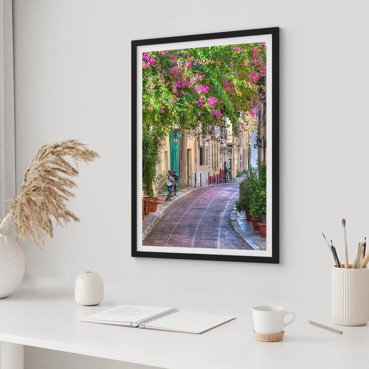 Affiche dans un cadre noir - Poster - Une rue colorée avec des fleurs en fleurs et une architecture classique - 50x70cm - Allée fleurie - Décoration murale moderne pour le salon et la chambre ARTTOR