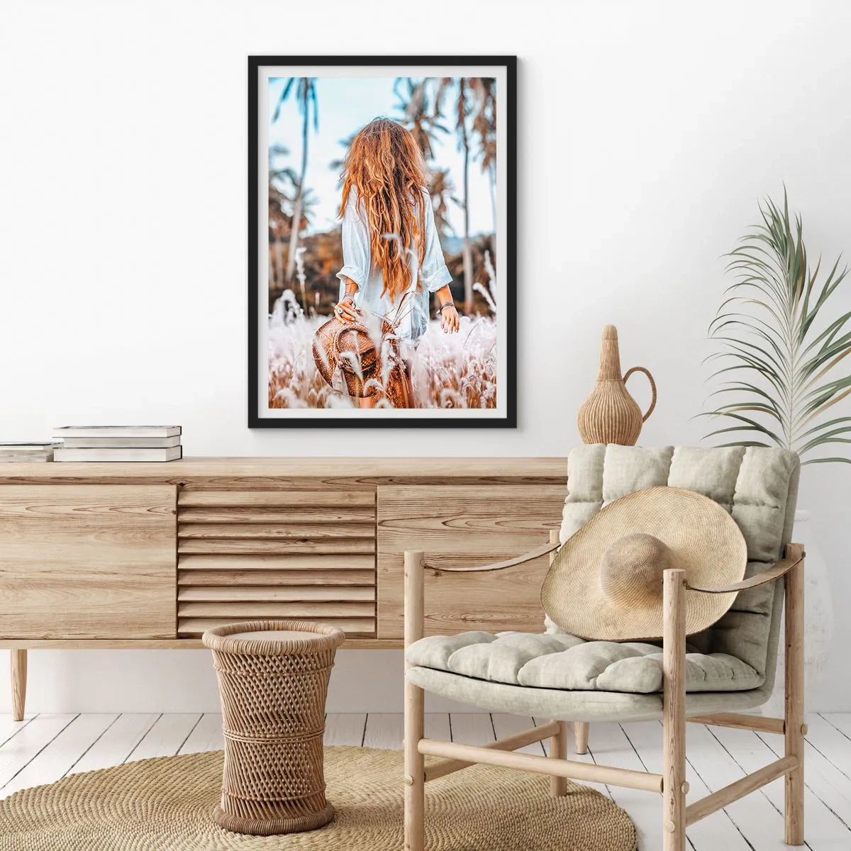 Affiche dans un cadre noir - Poster - Une femme en chemise blanche marchant parmi les palmiers - 50x70cm - Né de peluches d'herbe - Décoration murale moderne pour le salon et la chambre ARTTOR