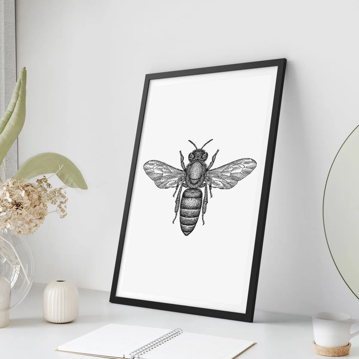 Affiche dans un cadre noir - Poster - Illustration précise d'une abeille sur fond blanc - 50x70cm - Portrait d'insecte - Décoration murale moderne pour le salon et la chambre ARTTOR
