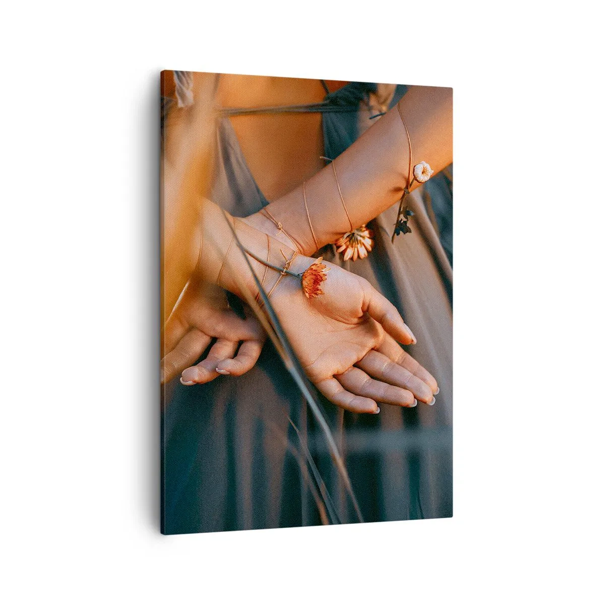 Impression sur toile - Image sur toile - Mains sensuelles avec des fleurs dans un cadre naturel - 50x70cm - Liée à la nature - Décoration murale moderne pour le salon et la chambre ARTTOR