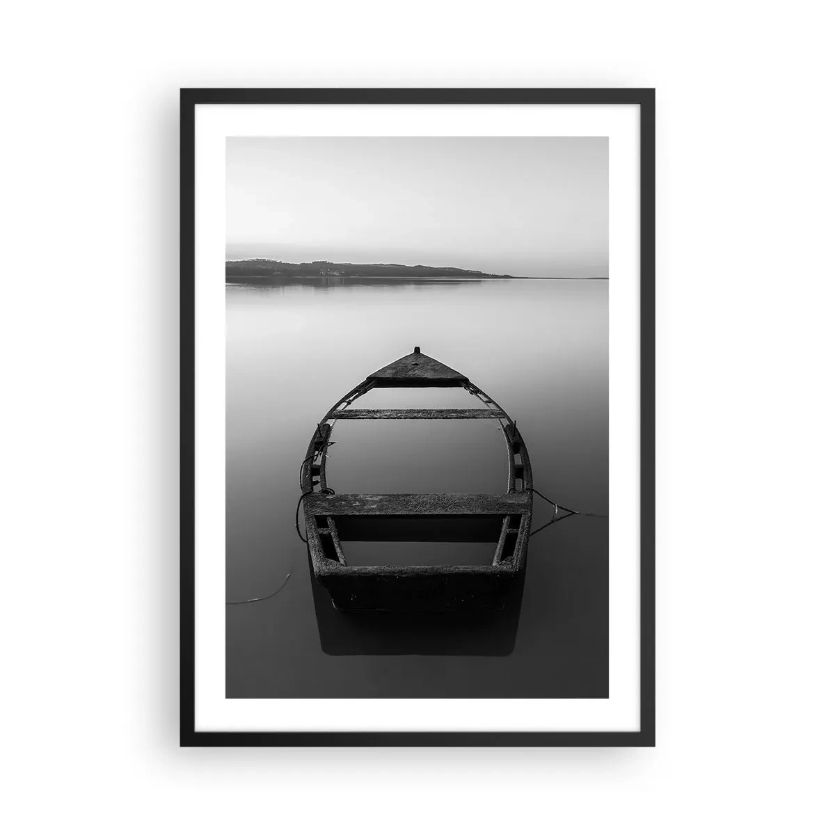 Affiche dans un cadre noir - Poster - Un vieux bateau flottant sur une eau calme - 50x70cm - Nostalgie et mélancolie - Décoration murale moderne pour le salon et la chambre ARTTOR