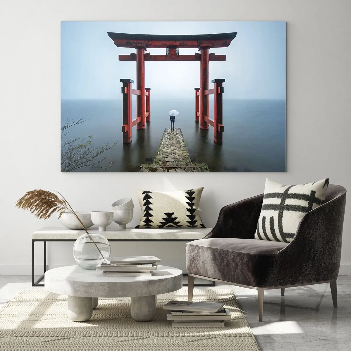 Impression sur verre - Image sur verre - Un torii rouge sur une eau calme dans un décor brumeux - 100x70cm - Rêverie japonnaise - Décoration murale moderne pour le salon et la chambre ARTTOR