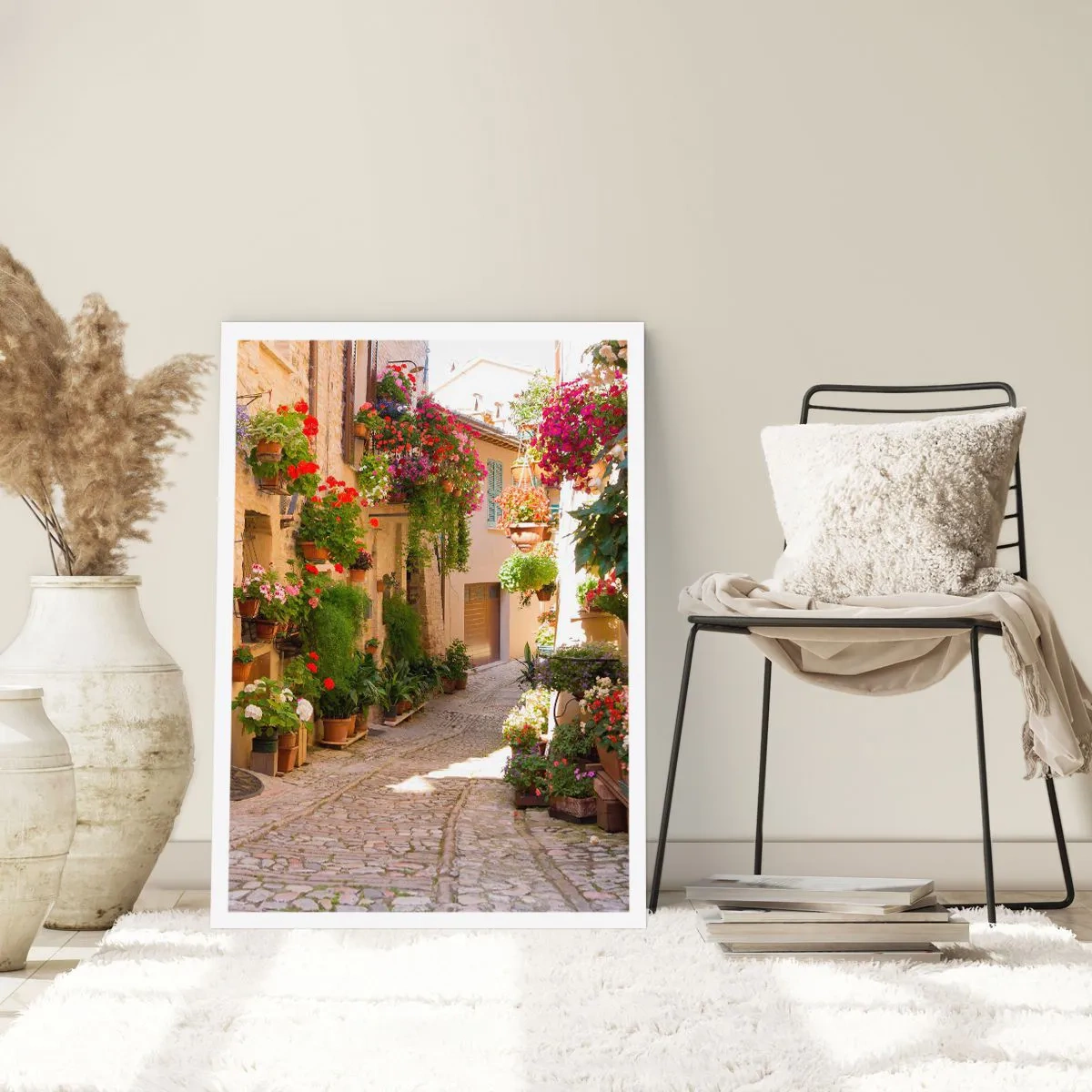 Affiche - Poster - Une rue fleurie avec un pavé en pierre et des pots de fleurs - 50x70cm - Une inondation de fleurs - Décoration murale moderne pour le salon et la chambre ARTTOR