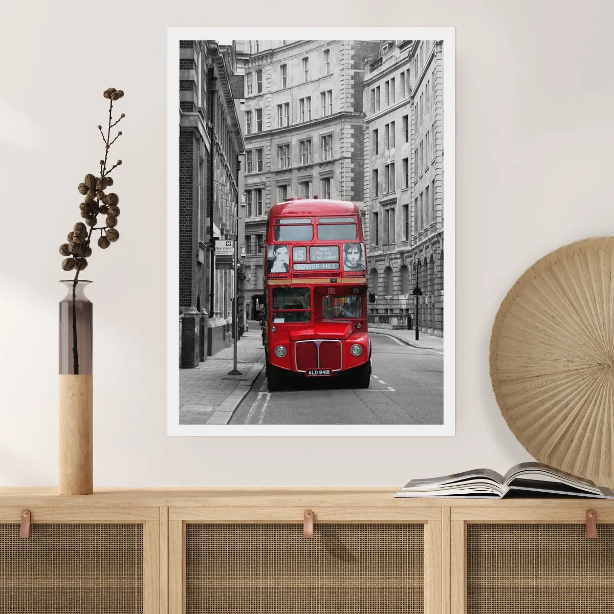 Affiche - Poster - Un bus rouge dans une rue de Londres en noir et blanc - 50x70cm - La vie de tous les jours ne doit pas être grise - Décoration murale moderne pour le salon et la chambre ARTTOR