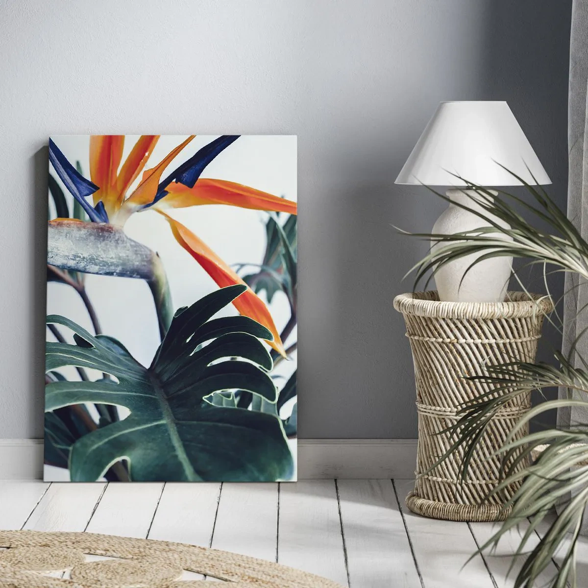 Impression sur toile - Image sur toile - Fleur de Strelitzia entourée de feuilles sous une lumière vive - 50x70cm - Le buisson oiseaux - Décoration murale moderne pour le salon et la chambre ARTTOR