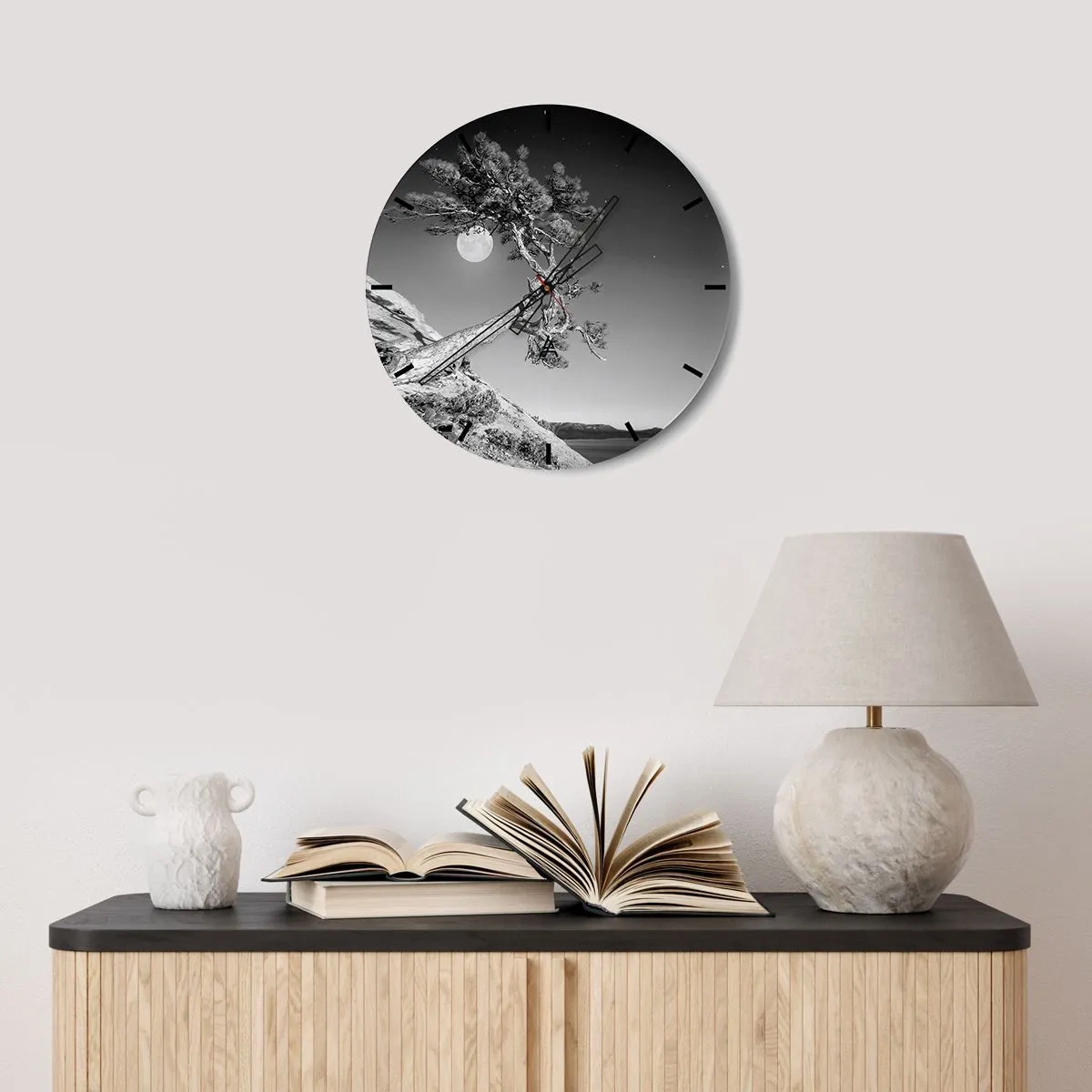 Horloge murale - Pendule murale - Un arbre penché sur un rocher avec une pleine lune en arrière-plan - 30x30cm - Un combattant vainqueur - Décoration murale moderne pour le salon, la cuisine et la chambre ARTTOR
