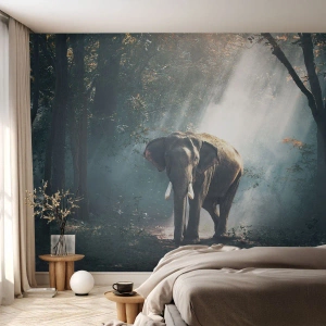 Papier Peint Photo Premium Sand - Un éléphant marchant au soleil dans la forêt - 100x70cm - Une balade tranquille - Décoration murale moderne pour le salon et la chambre ARTTOR