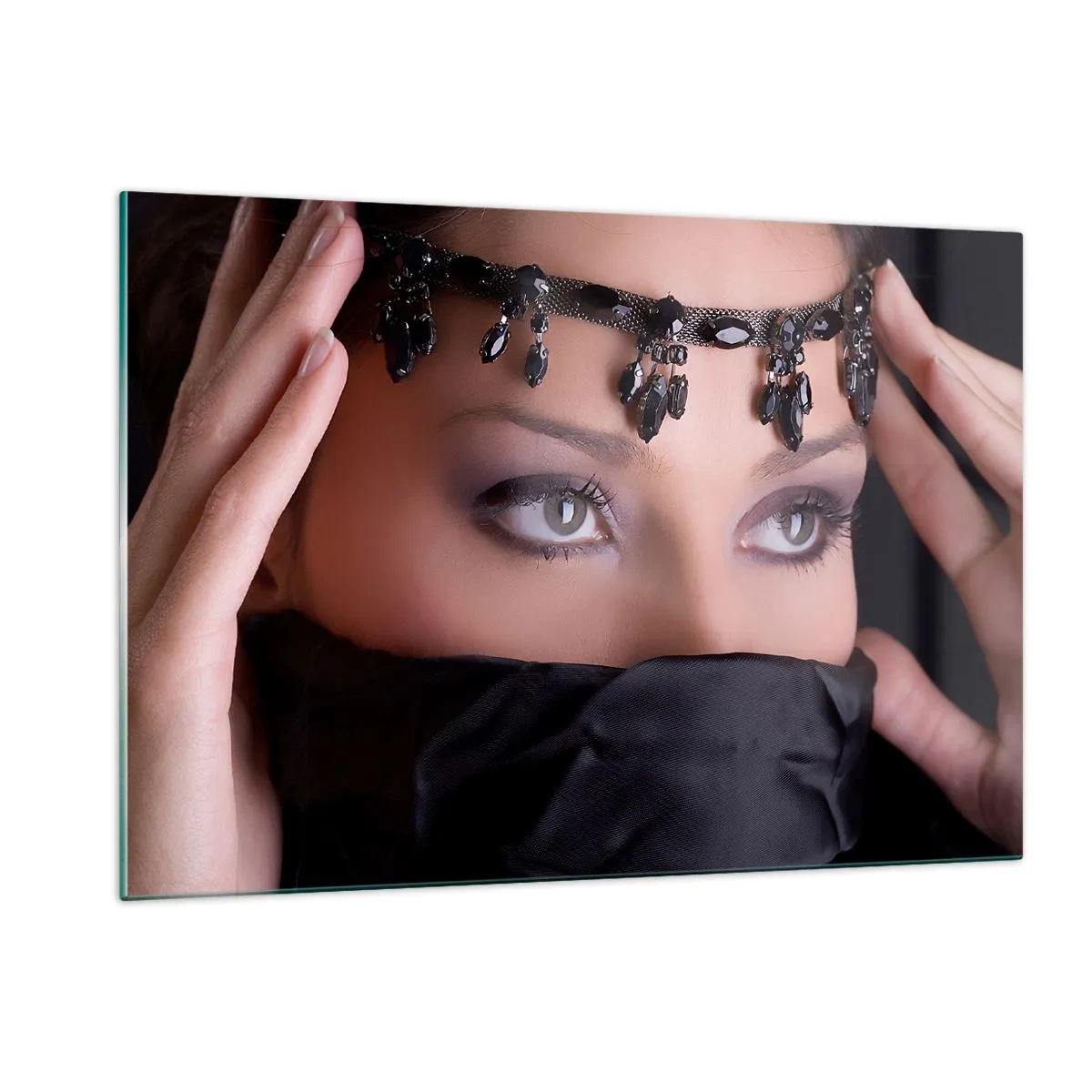 Impression sur verre - Image sur verre - Le visage d'une femme avec un diadème orné et un regard intense - 120x80cm - Tentation de mystère oriental - Décoration murale moderne pour le salon et la chambre ARTTOR