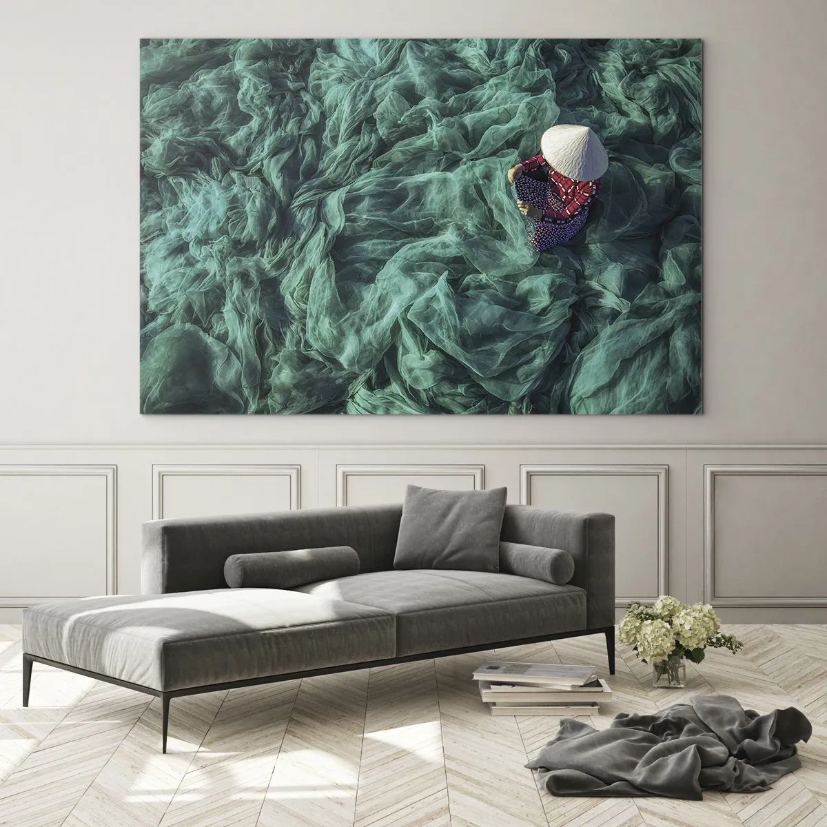 Impression sur verre - Image sur verre - Une femme portant un chapeau traditionnel réparant des filets - 70x50cm - Dans une mer de filet - Décoration murale moderne pour le salon et la chambre ARTTOR