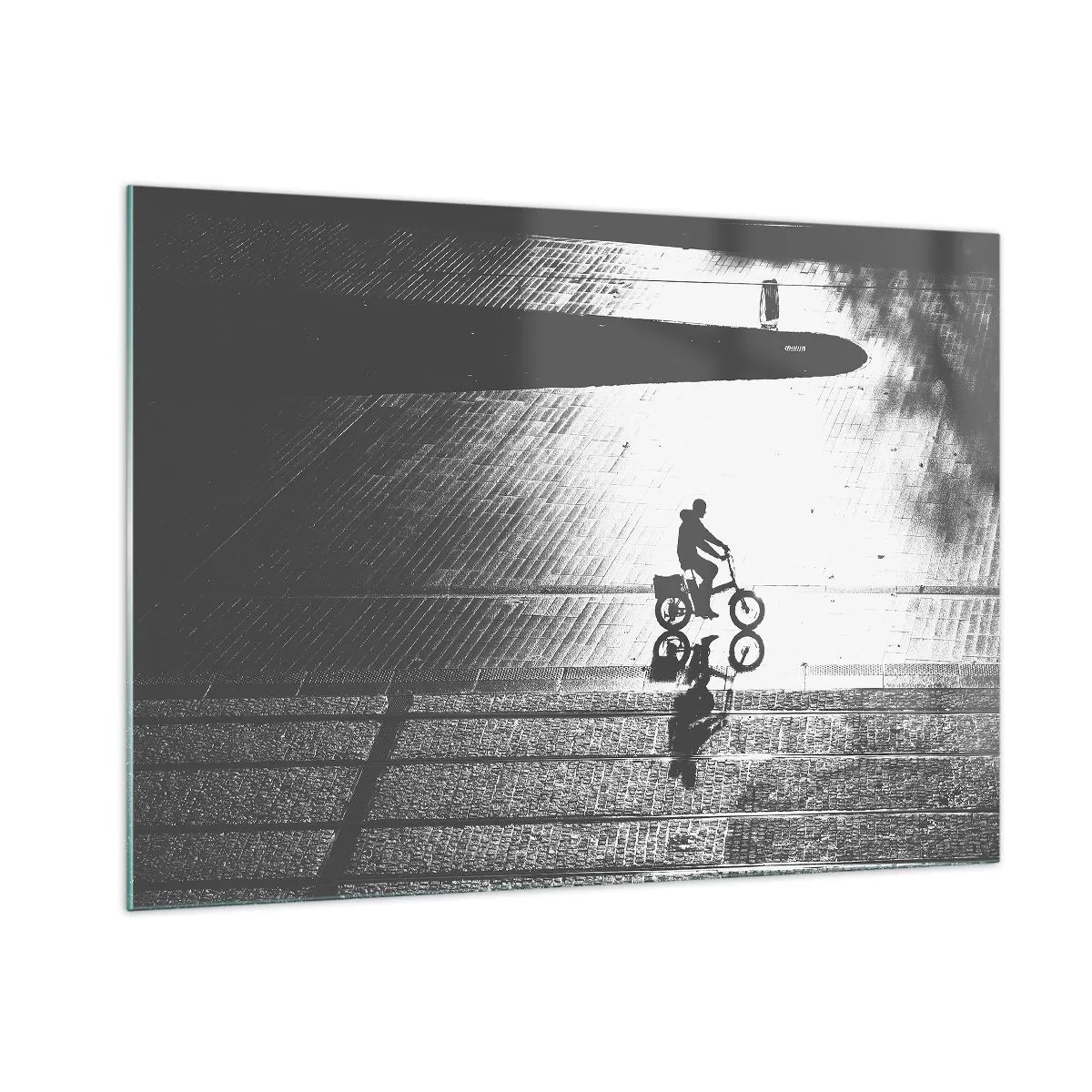 Impression sur verre - Image sur verre - Homme à vélo à travers la ville, reflet dans l'eau, photo en noir et blanc - 100x70cm - Devant moi, à travers la ville - Décoration murale moderne pour le salon et la chambre ARTTOR