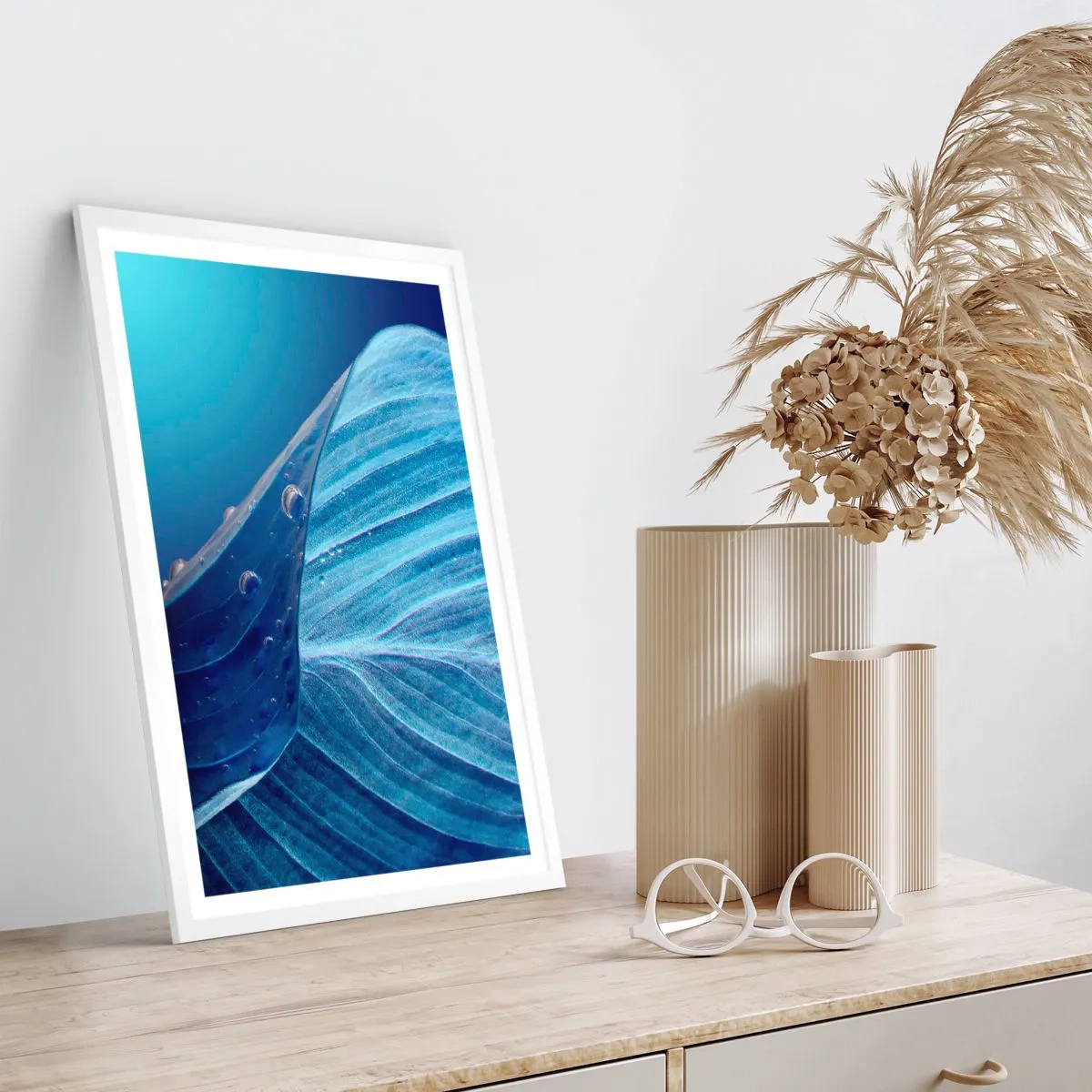Affiche dans un cadre blanc - Poster - Gouttes cachées du bleu - 30x40 cm