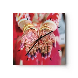 Horloge murale - Pendule murale - Mains décorées au henné sur fond de robe rouge - 30x30cm - Prêt à saisir votre chance - Décoration murale moderne pour le salon et la chambre ARTTOR