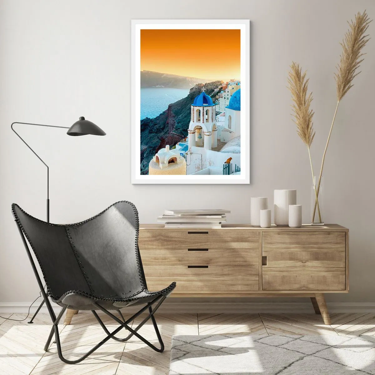 Affiche dans un cadre blanc - Poster - Santorin - blotti contre les rochers - 70x100 cm