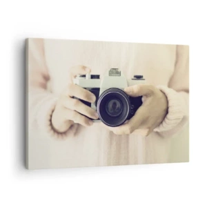 Impression sur toile - Image sur toile - Appareil photo rétro tenu en main sur un fond clair - 70x50cm - Pour voir plus ... - Décoration murale moderne pour le salon et la chambre ARTTOR